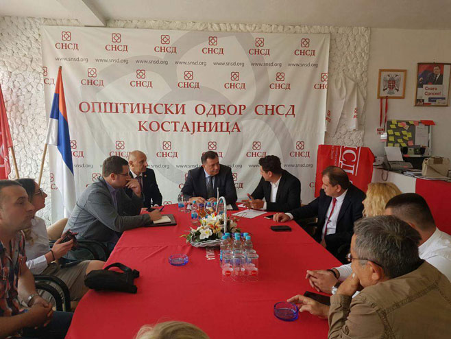 Milorad Dodik na sastanku sa rukovodstvom OO SNSD Kostajnica (foto: twitter.com/SNSDDodik) - 