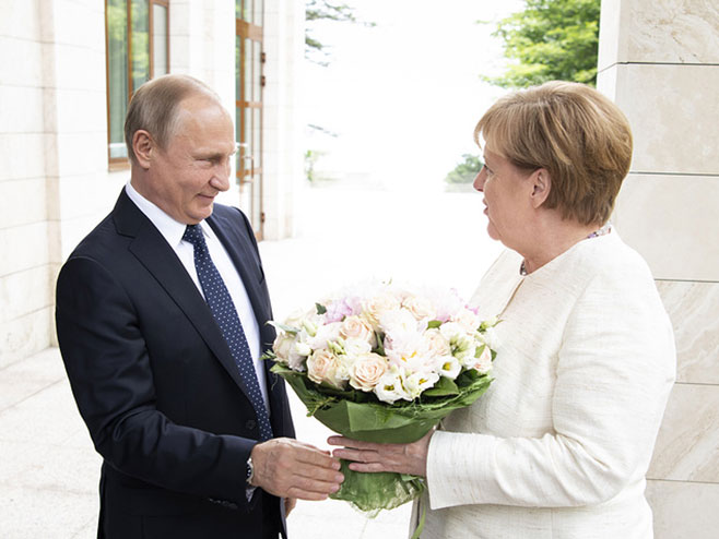 Vladimir Putin i Angela Merkel (Foto: tass.com) - 