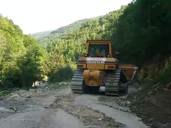 Kosovska vlada počela nezakonite radove na magistralnom putu u blizini Visokih Dečana - Foto: Screenshot/YouTube