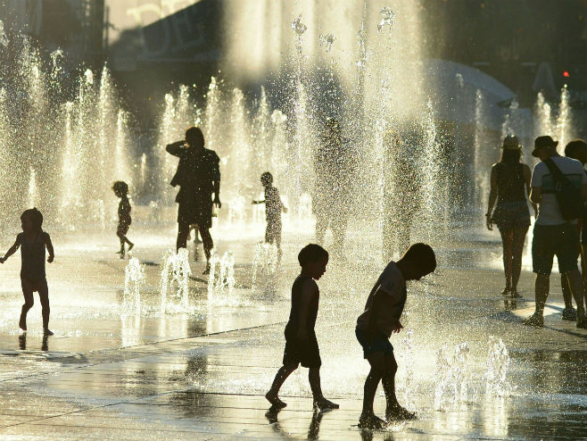 Montreal: Građani se rashlađuju u gradskoj fontani - Foto: AFP/Getty images