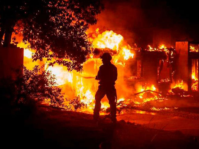 Vatrogasac se bori sa požarom u Redingu, Kalifornija - Foto: CNN