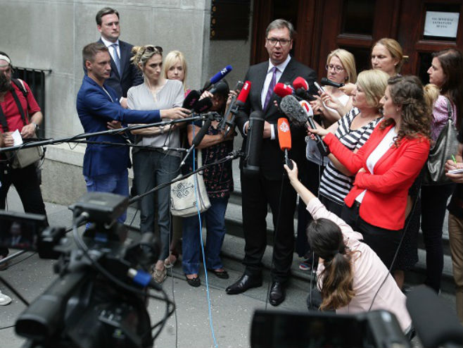 Aleksandar Vučić sa novinarima nakon sastanka sa patrijarhom - Foto: TANЈUG