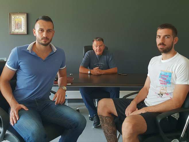 Petar Kunić potpisao ugovor (foto:aelfc.gr) - 