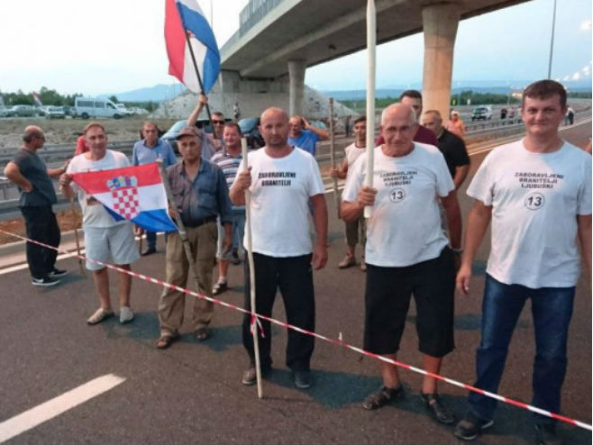 Bivši pripadnici tzv. Armije BiH i HVO blokirali  granični prelaz Bijača - Foto: klix.ba