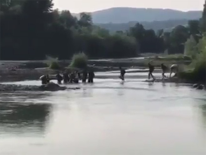 Migranti na Drini - Foto: Screenshot