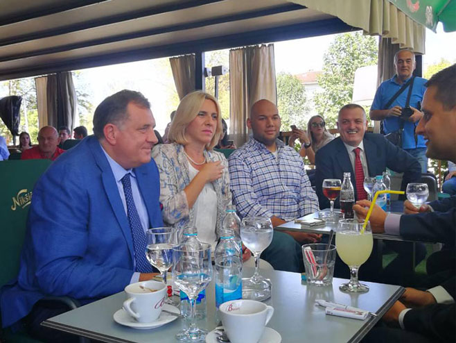 Dodik, Cvijanovićeva i Dejvis (foto: Srpskainfo/RAS Srbija) - 