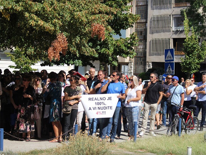 Protestna šetnja prosvjetnih radnika u Mostaru - Foto: klix.ba