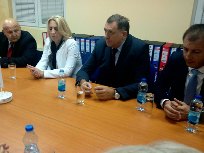Bijeljina: Dodik i Cvijanović sa rukovodstvom "Žitoprometa" - Foto: SRNA