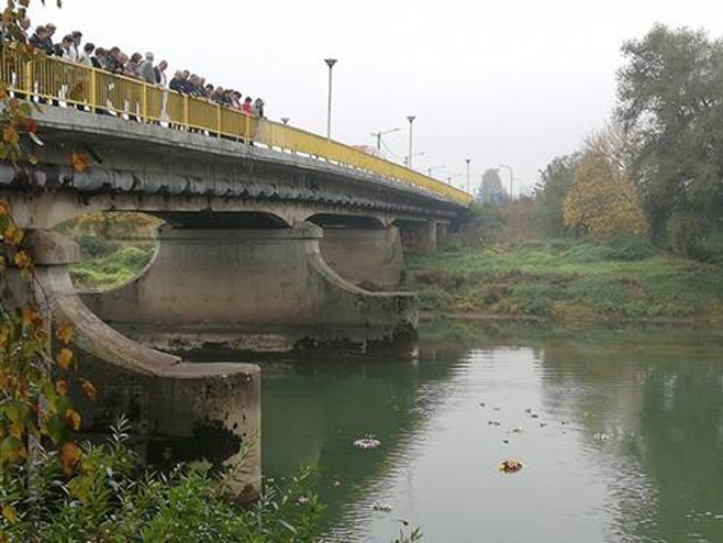 Prijedor - spuštanje vijenaca u rijeku Sanu - Foto: SRNA