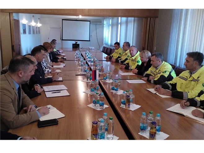 Predsjednik RS Milorad Dodik sa rukovodsvom Rafinerije Brod - Foto: RTRS