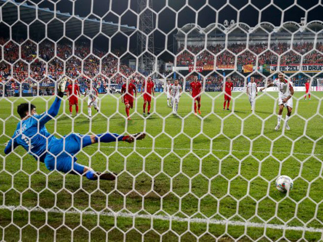 Trenutak kad Mitrović postiže gol - Foto: B92