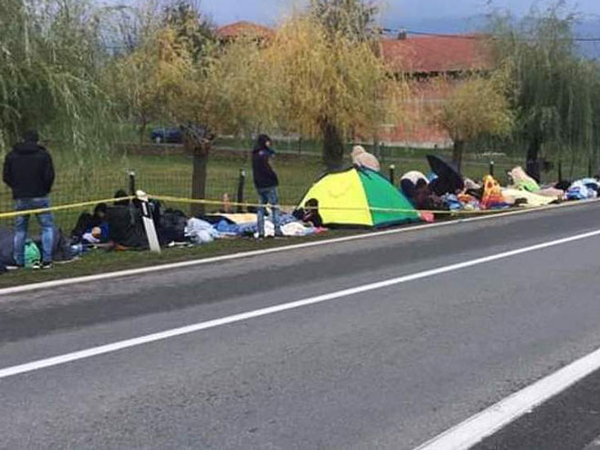 Migranti kod GP Izačić (Foto: facebook.com) - 