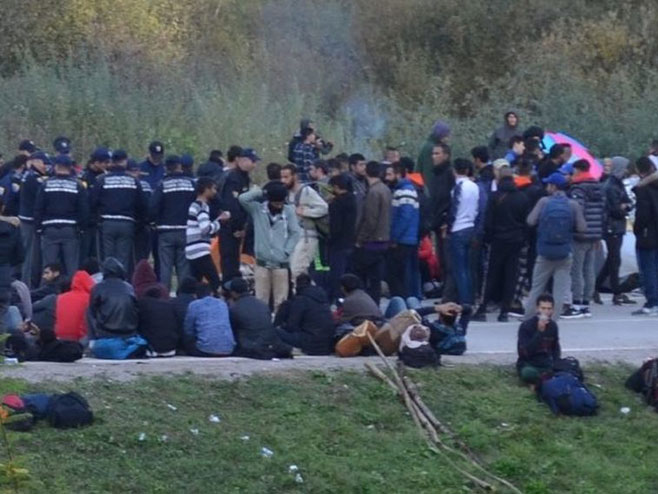 Migranti blizu hrvatske granice (foto:Radio Velika Kladuša) - 