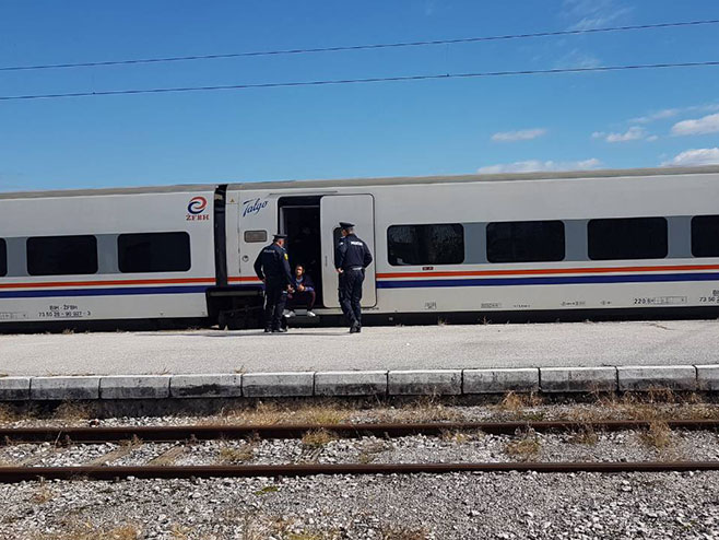 Zaustavljen voz sa migrantima - Foto: RTRS