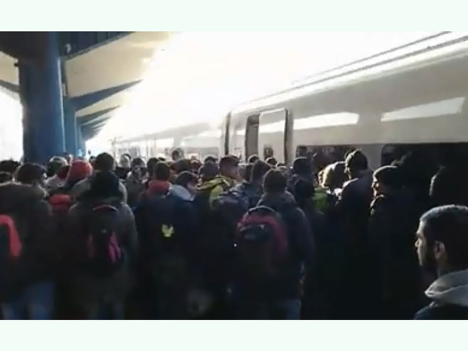 Migranti se ukrcavaju na sarajevski voz (foto: oslobodjenje.ba) - 