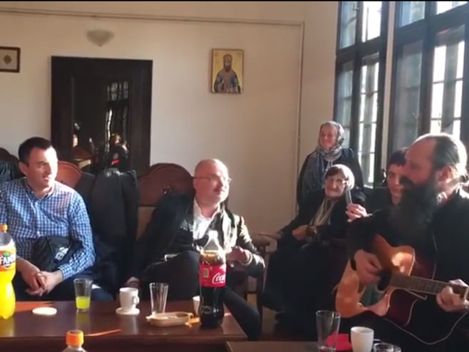 „Dogodine u Prizrenu“ u Manastiru Gračanici, sveštenik svirao na gitari - Foto: Screenshot/YouTube