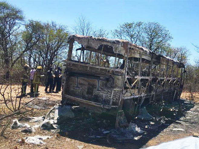 Zimbabve - zapalio se autobus  (Foto:Tanjug / AP) - 