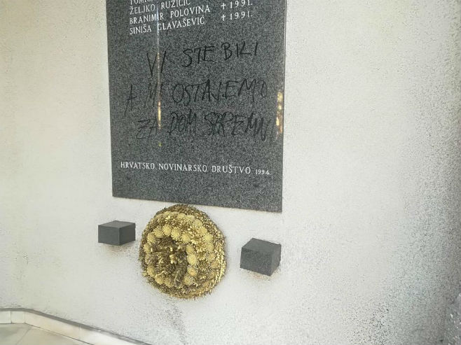 Oskrnavljena spomen-ploča ubijenim hrvatskim novinarima (Foto: HND) - 