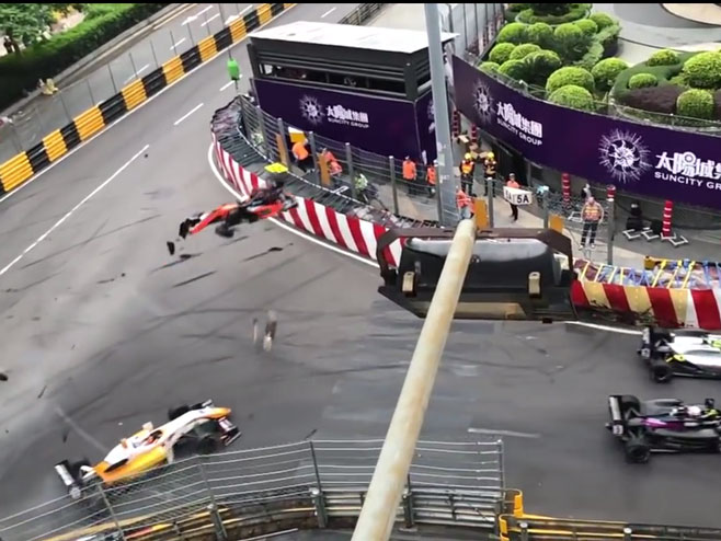 Prekinuta trka Formule nakon nesreće, povređeno više osoba - Foto: Screenshot/YouTube