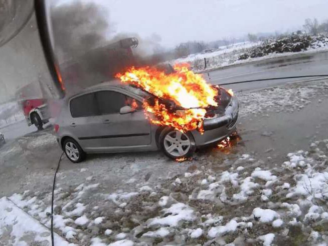 Prijedor - automobil se zapalio u vožnji - Foto: SRNA