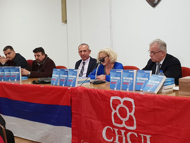 Kozarska Dubica - promovisana knjiga "Referendum, odbrana Srpske" - Foto: SRNA