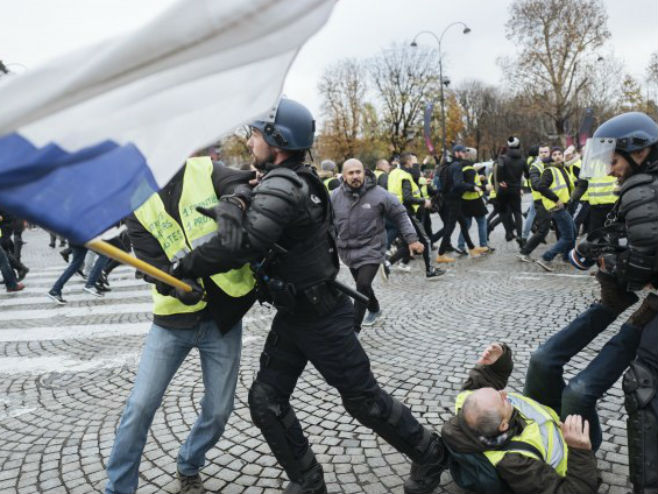 Protesti u Francuskoj zbog povećaenja cijene goriva - Foto: TANЈUG
