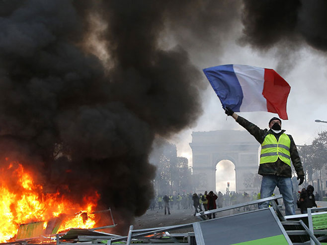Pariz stopira porast taksi na gorivo (Foto:© AP Photo / Michel Euler) - 