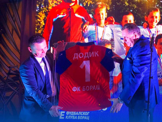 Prigodan poklon uručen Dodiku - Foto: RTRS