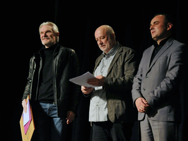 Istočno Sarajevo- nagrada za najboljeg glumce festivala Draganu Petroviću Peletu - Foto: SRNA