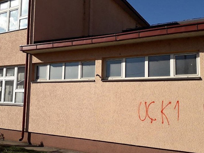 Ispisan grafit UČK na osnovnoj školi u Lipljanu (Foto: Kancelarija za KiM - 