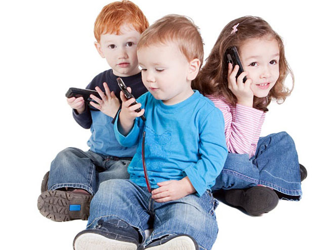 Djeca i mobilni telefoni (Foto: Depositphotos) - 
