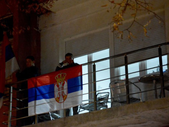 Sjeverni dio Mitrovice ukrašen zastavama Srbije (Foto: Kancelarija za KiM) - Foto: TANЈUG