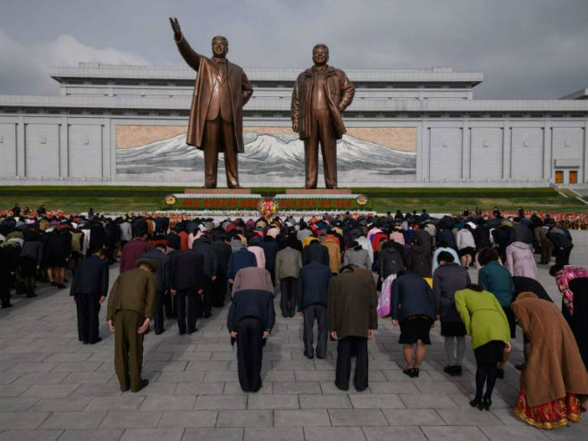 Sjevernokorejci odaju počast bivšem lideru Kim DŽong Ilu - Foto: AFP