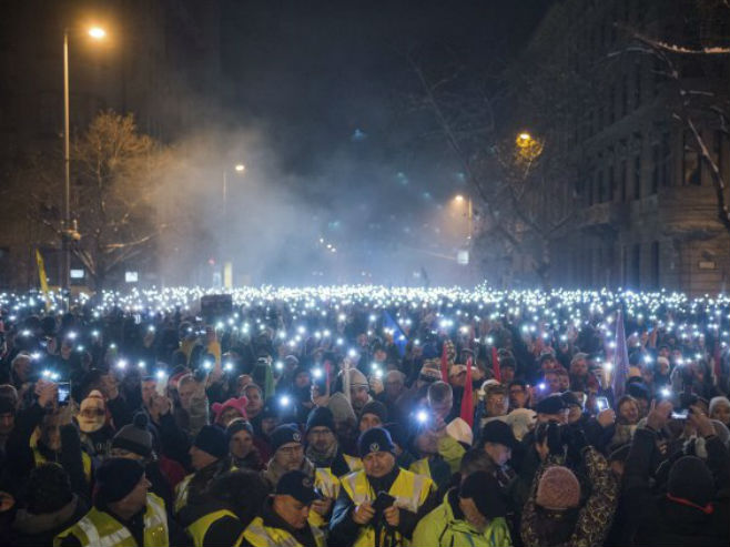 Demonstranti protestuju u Budumpešti - Foto: AP