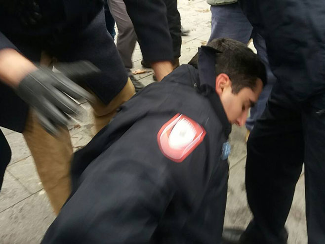 Napadnuti policajac - Foto: RTRS