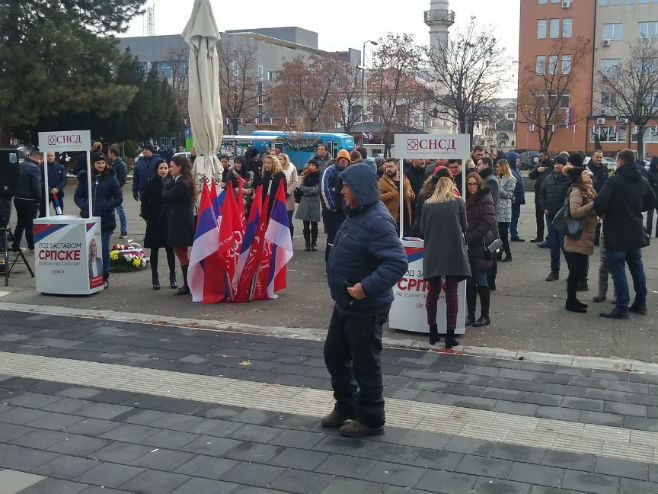 SNSD Bijeljina podijelio građanima zastave Srpske - Foto: RTRS