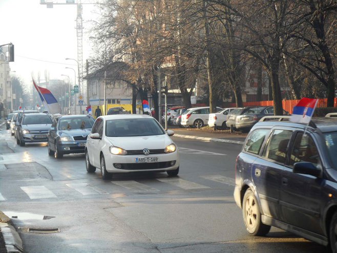 Kolona vozila sa srpskim trobojkama na ulicama Banjaluke - Foto: SRNA