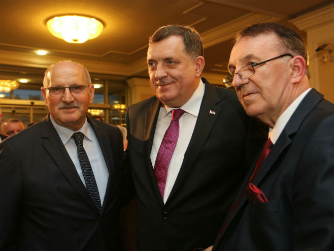 Ambasador Hrvatske u BiH Ivan del Vekio (lijevo) na svečanom prijemu povodom 9. januara - Foto: RTRS