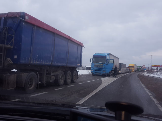 Obustavljen saobraćaj na putu Bijeljina - Brčko - Foto: RTRS