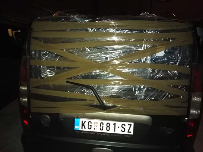 Oštećeni automobil benda "Motocharge" iz Kragujevca - Foto: RTRS