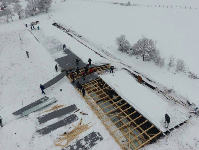 Snijeg srušio krov štale - Foto: nezavisne novine