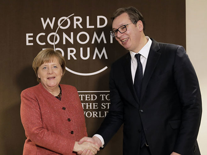 Vučić i Merkelova u Davosu (Foto:© AP Photo / Markus Schreiber) - 