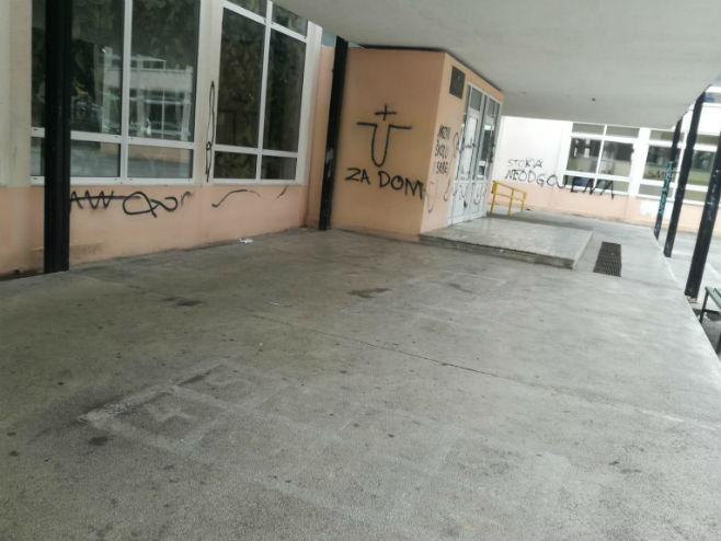 Ustaški i antisrspki grafiti na školi u Splitu (Foto: Slobodna Dalmacija) - 