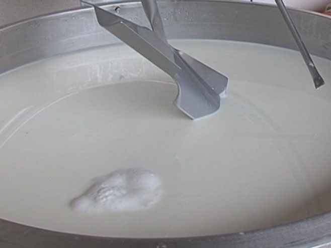 Inspektori ponovo na terenu - kontrolišu mljekare i veleprodajne cijene mlijeka (VIDEO)