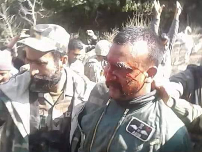 Uhapšeni indijski pilot (Foto: Komanda Vojske Pakistana) - 