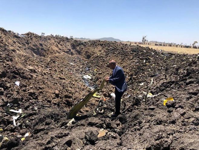 Tevold Gebremariam, direktor Etiopijan erlajnsa na mjestu pada aviona (foto: facebook.com/EthiopianAirlines) - 
