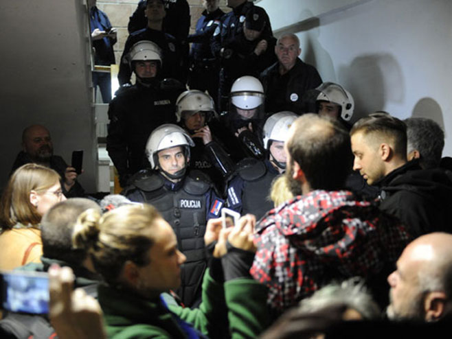 Demonstranti u zgradi RTS (foto: N. Fifić) - 