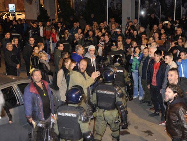 Demonstranti ispred RTS-a (foto: N. Fifić) - 
