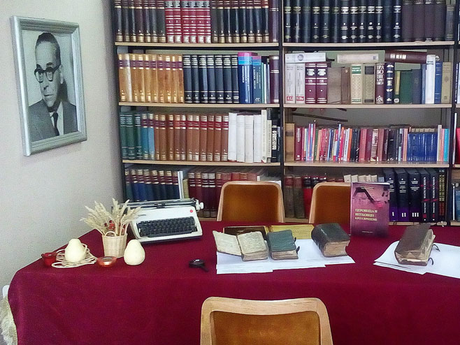 Izložba bogoslužbenih knjiga u Prnjavoru - Foto: RTRS
