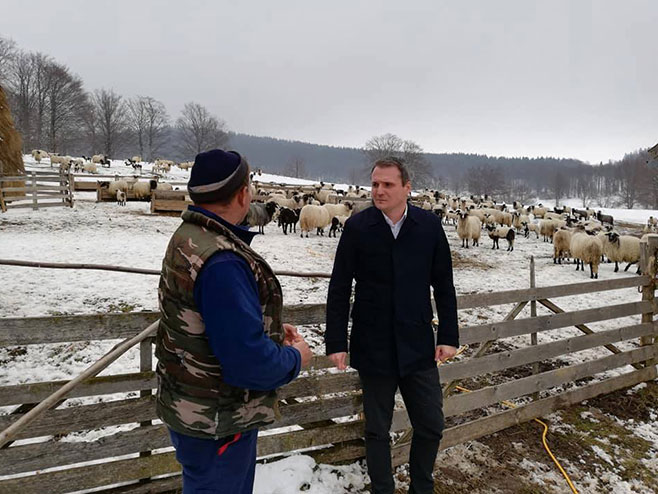 Talić posjetio poljoprivrednike na Manjači - Foto: RTRS